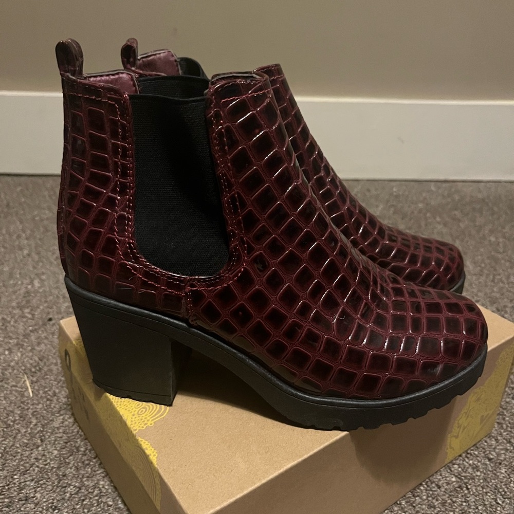 Snakeskin alligator texture purple red size 9 heeled bootie
